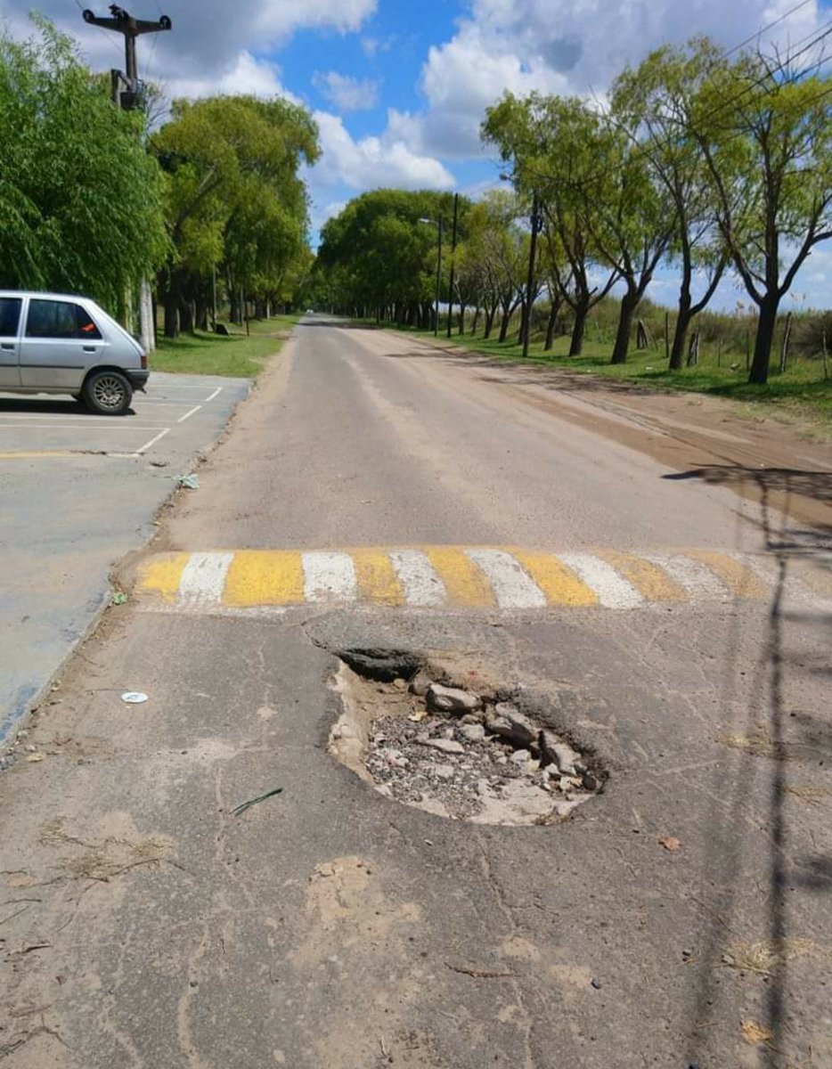 LUCILADELMAROK's tweet photo. @cardozocristian @MuniLaCosta Como puede ser que algo tan básico como informar rotura de Pavimento en el ingreso a La Lucila del Mar sea tan difícil.? No tengo respuesta ni telefónica ni vía Facebook. Hay que ir hasta Mar del Tuyú? En que año vivimos? https://t.co/F0Ng0kuoED