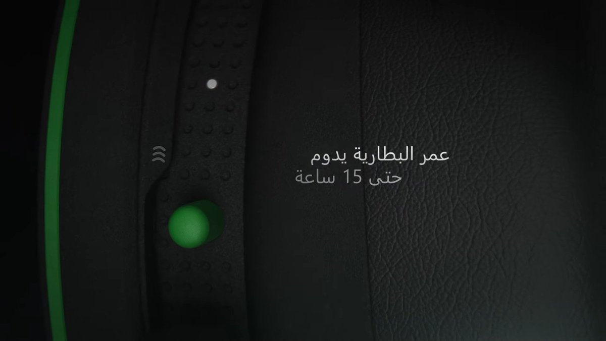 - امكانية تشغيل قناتين صوتية بنفس الوقت. فمثلاً بالإمكان استخدام السماعة للعب على Xbox + بنفس الوقت تشغيلها على الجوال للاستماع أو للمكالمات- بطارية تدوم 15 ساعة تقريباً، حسب الاستخدام والمسافة عن الجهاز، مع 3 ساعات للشحن الكامل- شحن 30 دقيقة يعطي مايعادل 4 ساعات استخدام