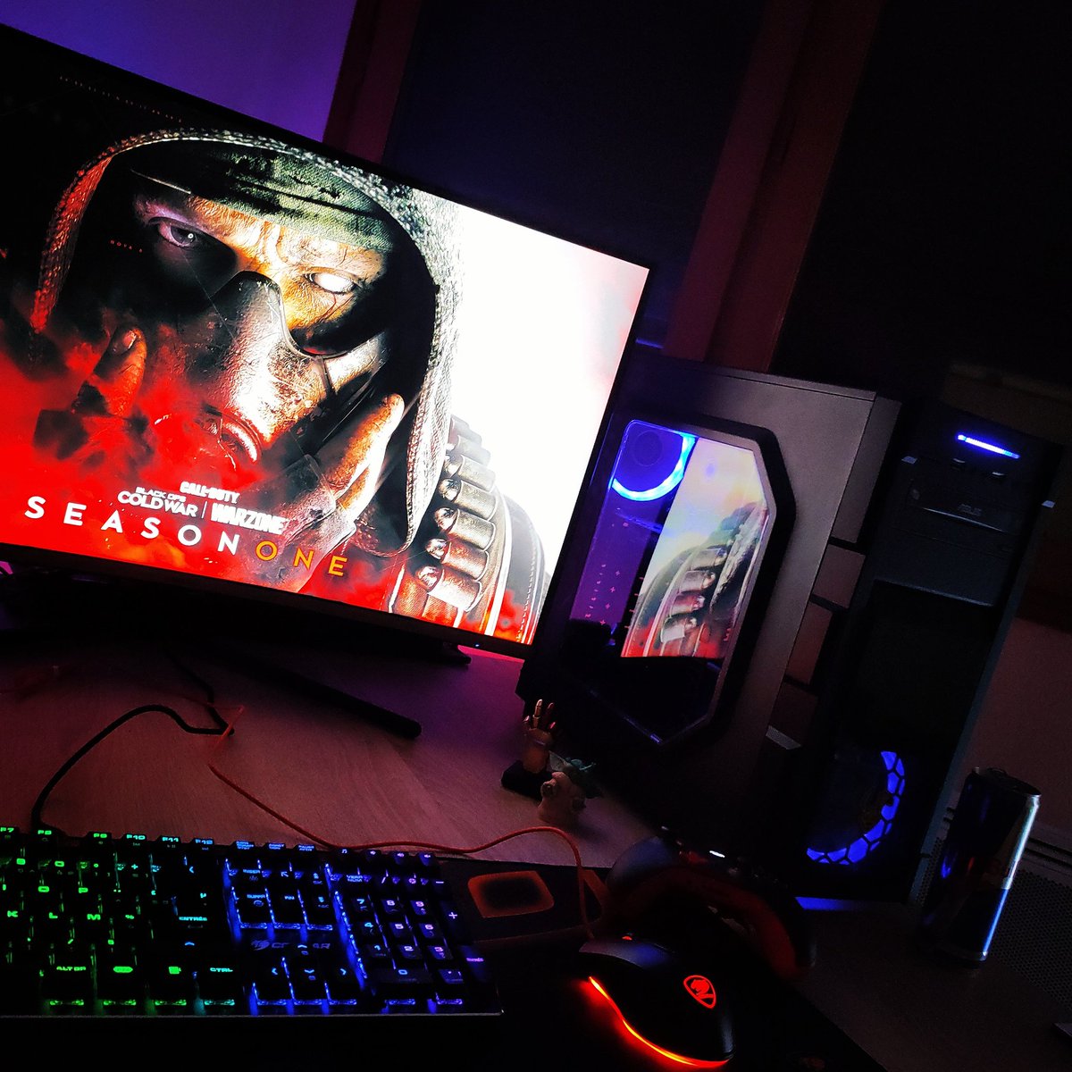 Alpha04_tv's tweet photo. Le set-up pour le stream commence à s'étoffer à bientôt sur twitch les potos ✌🏼💪🏼 https://t.co/osArCASfXg