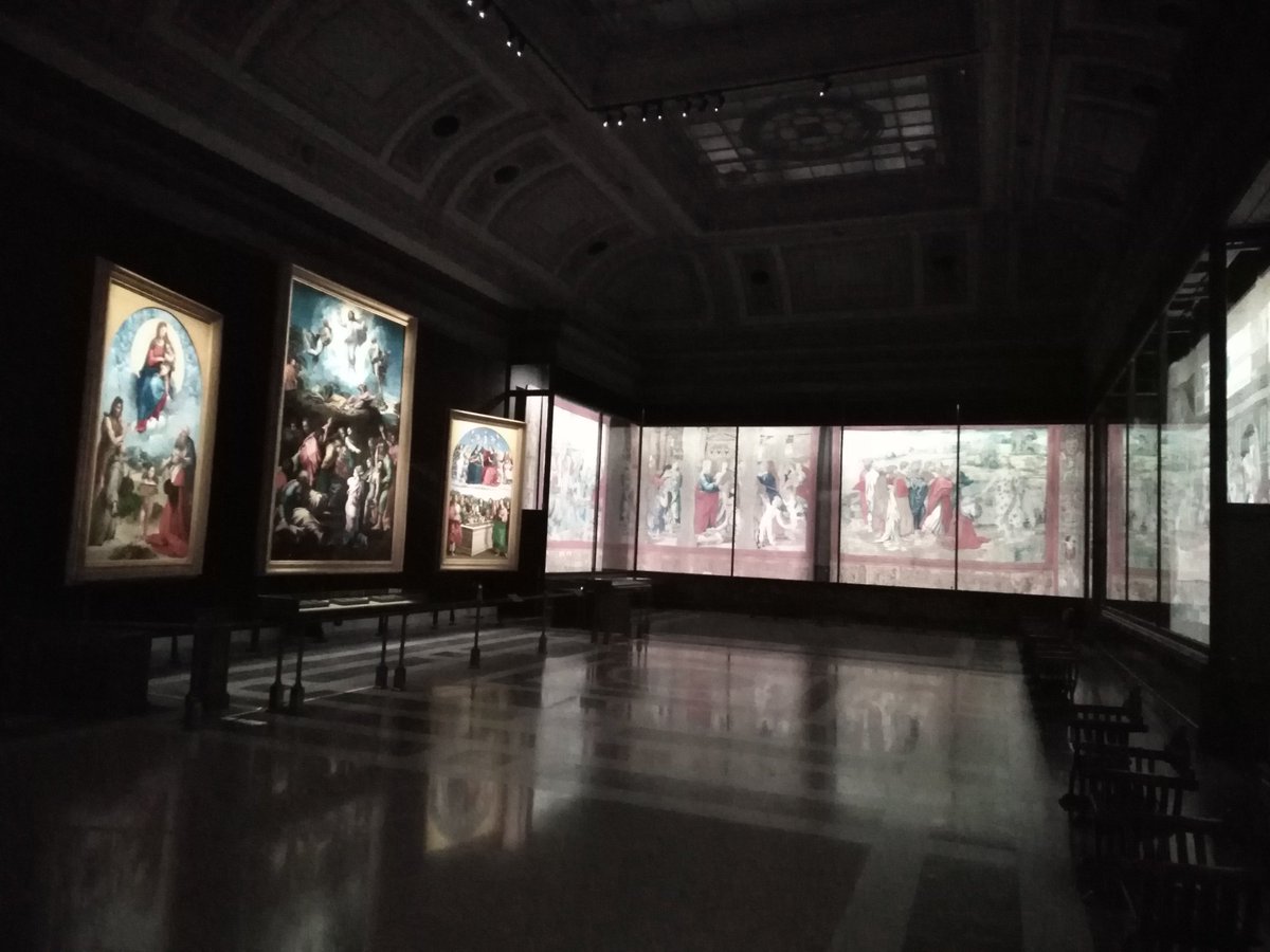 EngelLilla's tweet photo. Alone with #Raphael. The best time to visit #Musei_Vaticani. https://t.co/zc18MfK2la