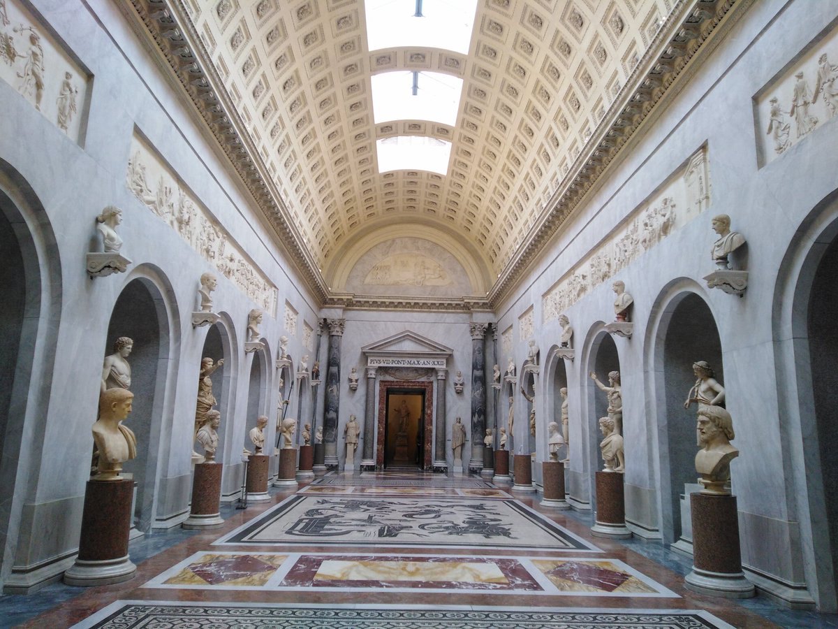 EngelLilla's tweet photo. Alone with #Raphael. The best time to visit #Musei_Vaticani. https://t.co/zc18MfK2la