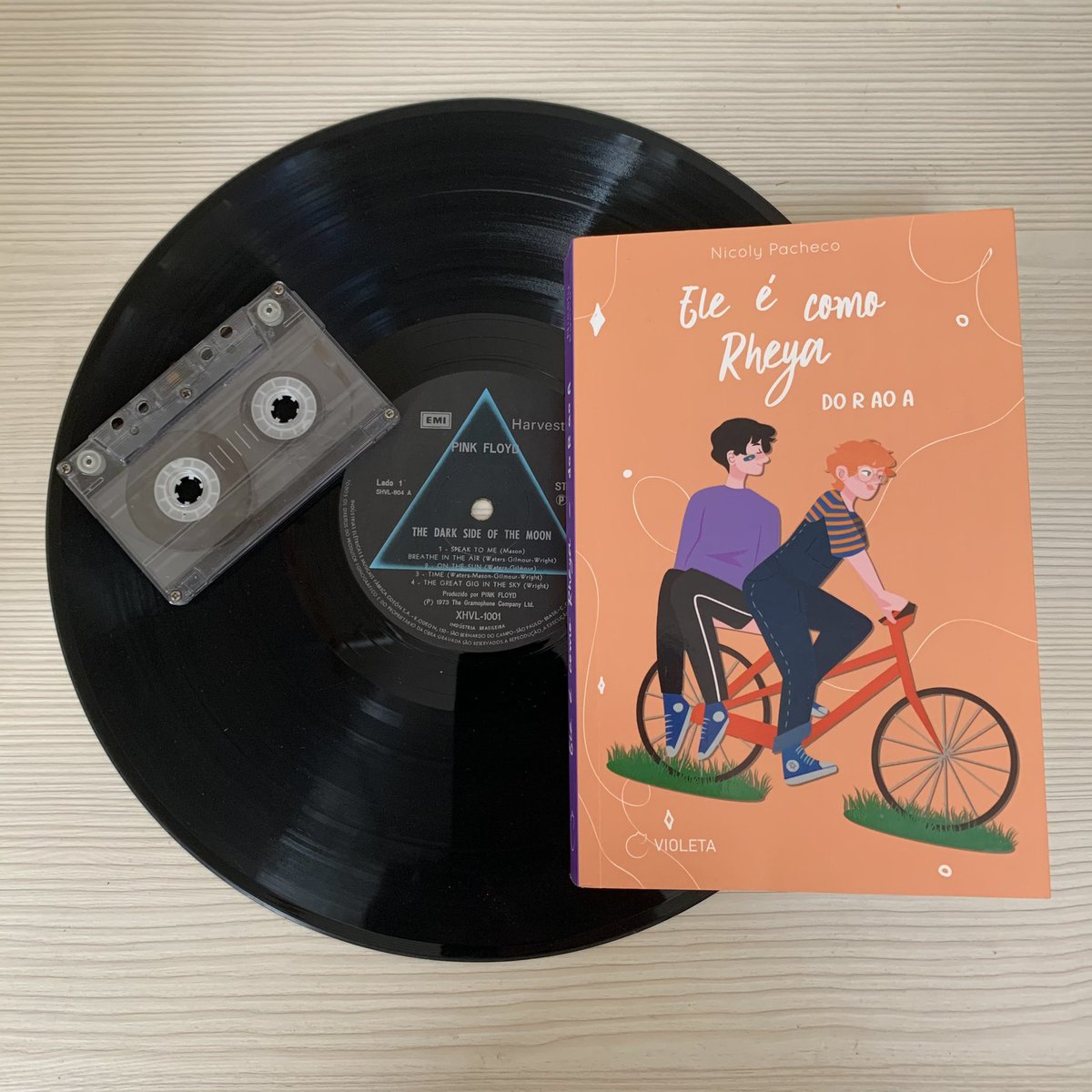 gatodacoraline's tweet photo. #PuxaPuxaPuxa  Sorteio: livro “Ele é Como Rheya - Do R ao A” 📚🧡

• Serão 5 vencedores
• Para participar é só dar RT! 
• O livro acompanha brindes 🐈
• Estou refazendo o sorteio porque o app de sortear por comentários não funciona!

Resultado: dia 23 de fevereiro, 19h! 💜 https://t.co/fhSxCe4Pvr
