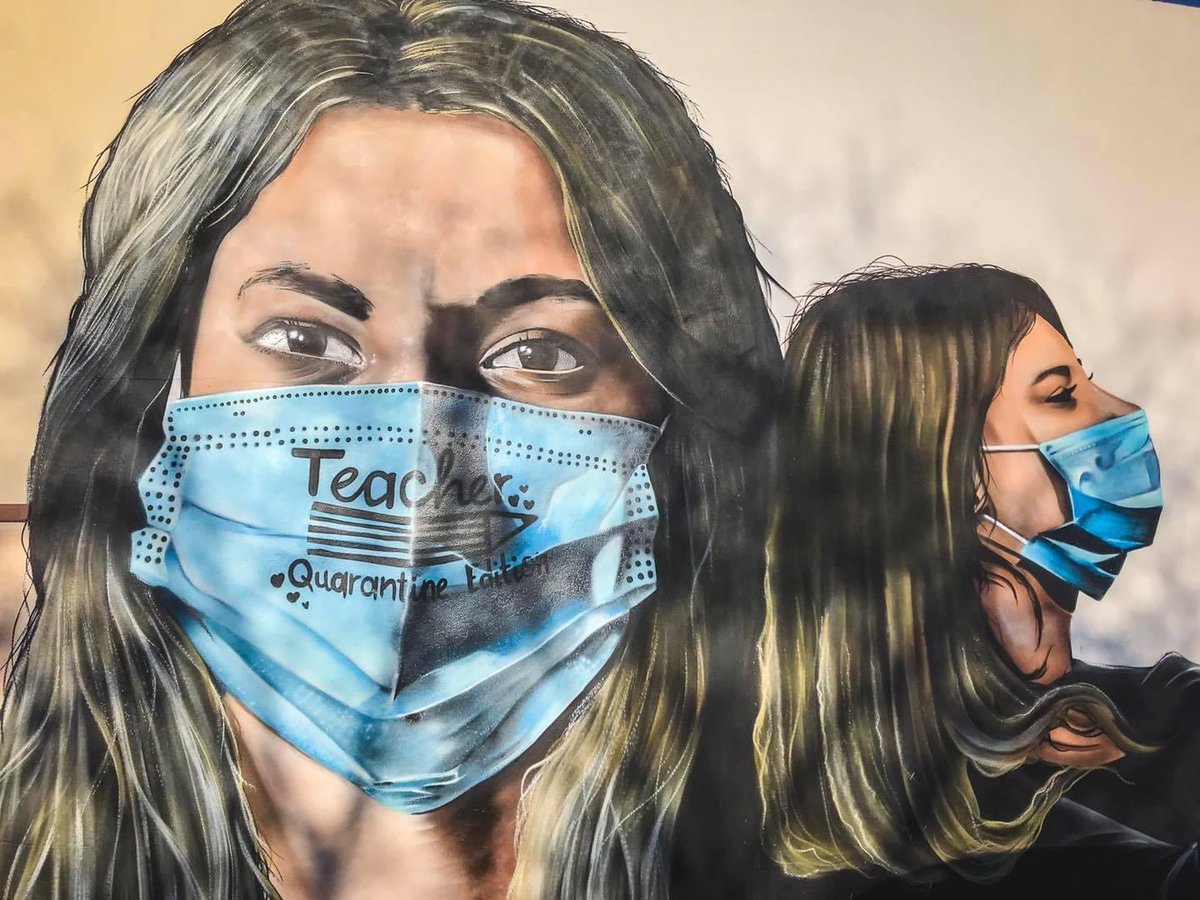 MaryRamos_13's tweet photo. ¿Algún profe en la sala? Imágenes del mural que el artista Alejandro Pajuelo, ‘Chino’ ha realizado en uno de los muros del colegio Juventud de Badajoz para rendir homenaje a los docentes. https://t.co/G7ldb5qyMN