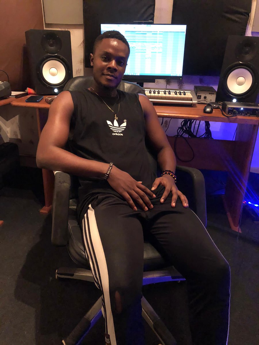 MagicTo13452733's tweet image. Your favourite music producer🇨🇲