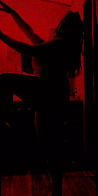 I can be your dirty secret 😏🖤 #redsilhouettechallenge #SilhoutteChallenge #silhouette #redroom #blackout