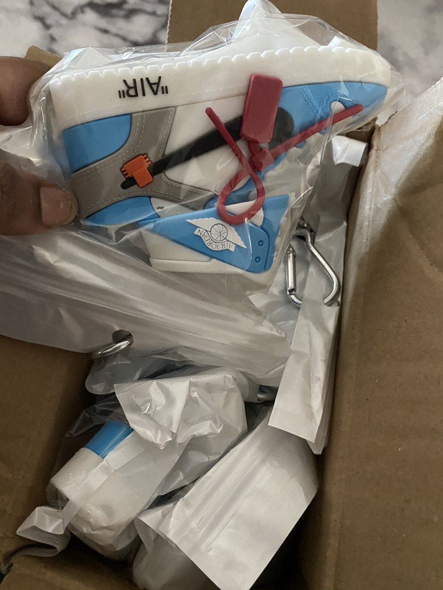 SavDjHighLyfe_'s tweet photo. I have custom AIRPODS CASES on deck ✈️ DM ME .. more AIRPODS OTW https://t.co/T7vJh8WXSc