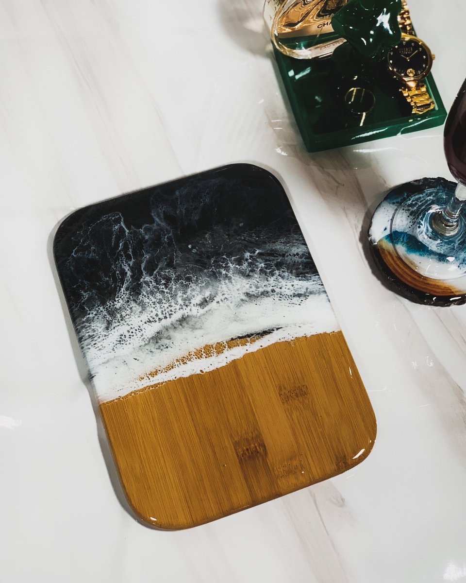 vrogersdesigns's tweet photo. black ocean charcuterie board 🖤🌊 https://t.co/38kg3S0QAa