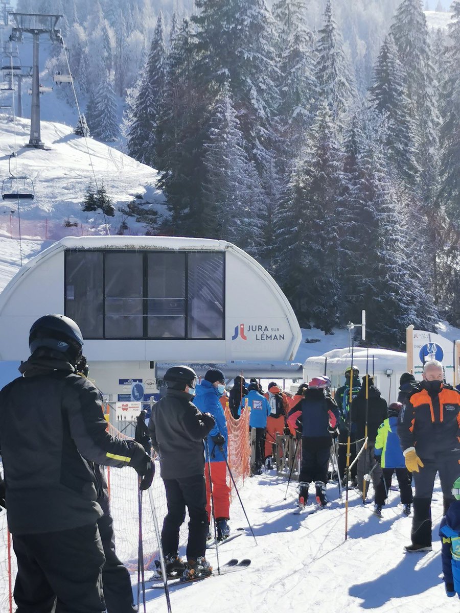 mf_ch's tweet photo. Magnifique reportage photo au domaine skiable @JurasurLeman illustrant le respect des normes pandémiques.

Images signées @drapier_yannis pour @Le_Progres (avec aussi d'autres photos illustrant la beauté des lieux), à découvrir sur: https://t.co/itOcCd8ecA https://t.co/16Mh2EWTgu