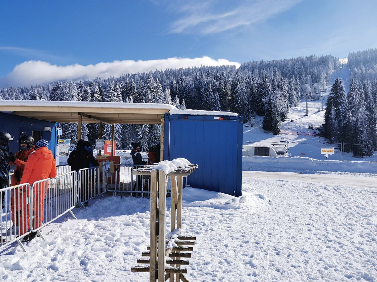 mf_ch's tweet photo. Magnifique reportage photo au domaine skiable @JurasurLeman illustrant le respect des normes pandémiques.

Images signées @drapier_yannis pour @Le_Progres (avec aussi d'autres photos illustrant la beauté des lieux), à découvrir sur: https://t.co/itOcCd8ecA https://t.co/16Mh2EWTgu