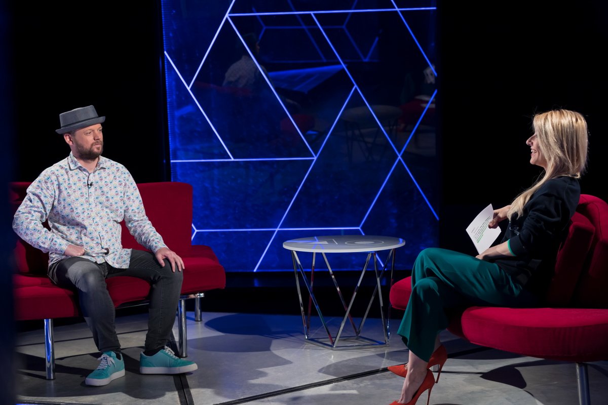 Es campeón del mundo de poesía, en concreto de una de sus disciplinas: poetry slam.
Mañana hablamos de verso y prosa con el presentador de #Deslenguados Dani Orviz <a href="/leinadzivro/">Dani Orviz</a>

Jueves por la tarde #AtenciónObras en <a href="/la2_tve/">La 2</a>