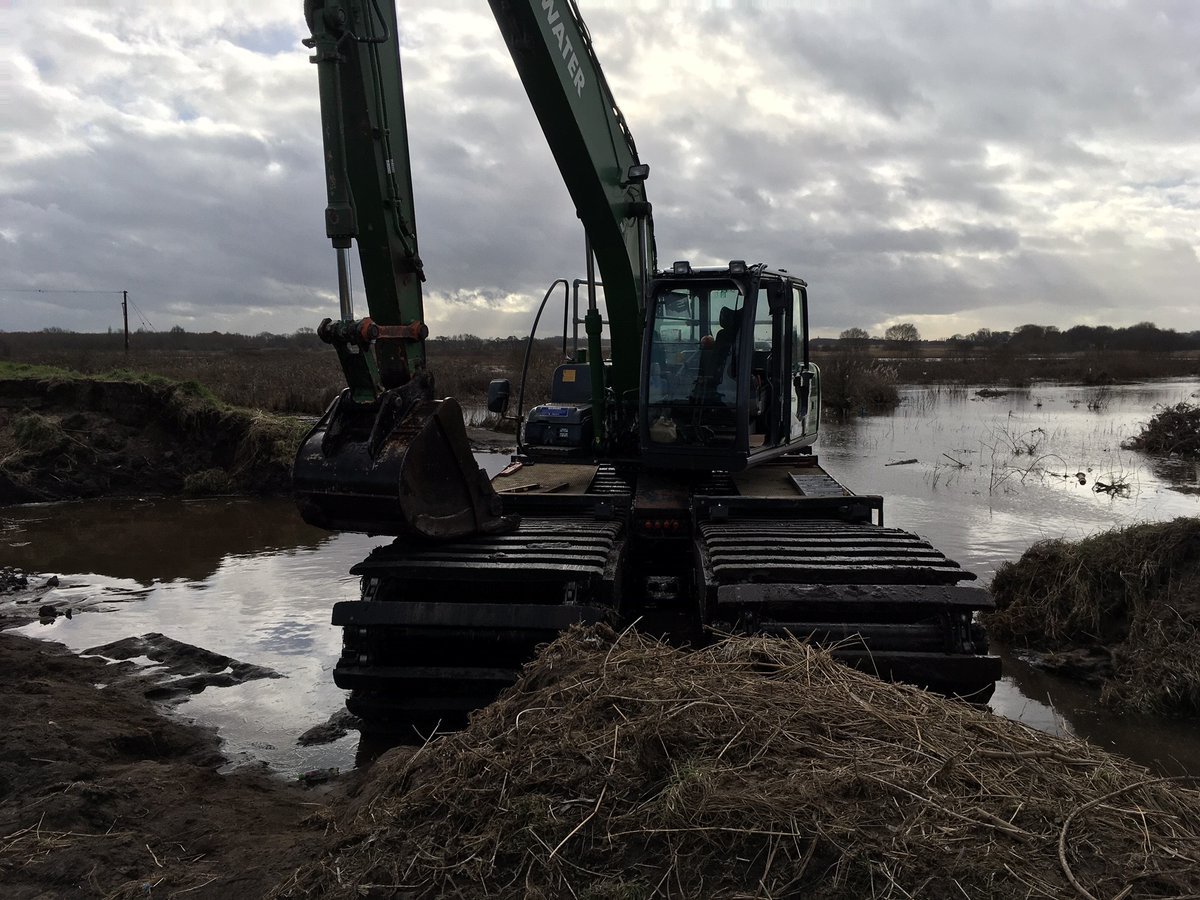EnvAgencyNW's tweet photo. As as part of the programme of recovery to last month’s #floods, #TeamEA and our partners have started work to repair an embankment on the River Alt @LuntMeadows Nature Reserve and flood storage area. 

Read all about it here ⬇️ https://t.co/5v1GOUIPv1 https://t.co/9H7ssFKrHe