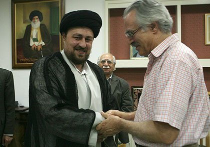 USAbeFarsi's tweet photo. @ArianeTabatabai @UnderSecT @SecureDemocracy @gmfus ما پیوستن شما به وزارت خارجه آمریکا را شادباش می‌گوییم و امیدواریم که بر خلاف پدرتان، دستتان در دست آخوندهای جنایتکار و دزد در تهران نباشد. https://t.co/VQln0TBpE2