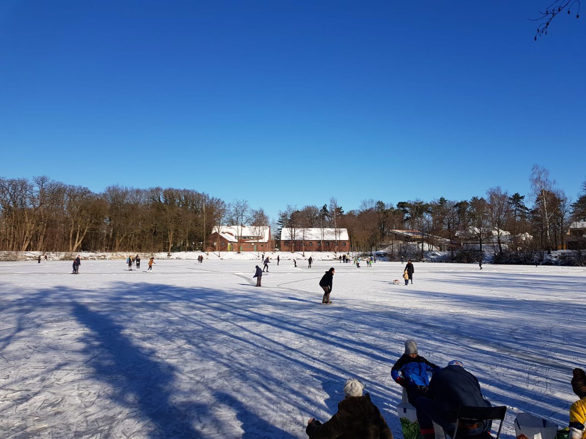 Een gigantische ijsbaan in je achtertuin ⛸? De historische panden Z78 en Z79 hadden dat dit weekend 😍  En ze staan te koop! Meer op: vaneker.nl/te-koop/histor…