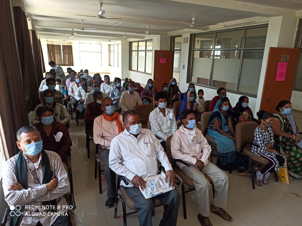 આજ રોજ MDM સંચાલકોની મીટિંગ લઇ કિચન શેડ અને  બાળકોને પૂરતું અનાજ મળે તેવી વ્યવસ્થા કર​વા જણાવ્યું તથા પોલિંગ સ્ટાફ ને અગ​વડ ના પડે તેવી વ્ય​વસ્થા કર​વા જરુરી સુચનો કર્યા @SdmKhedbrahma <a href="/CollectorSK/">Collector Sabarkantha</a> <a href="/pkumarias/">Pankaj Kumar</a> <a href="/CMOGuj/">CMO Gujarat</a>