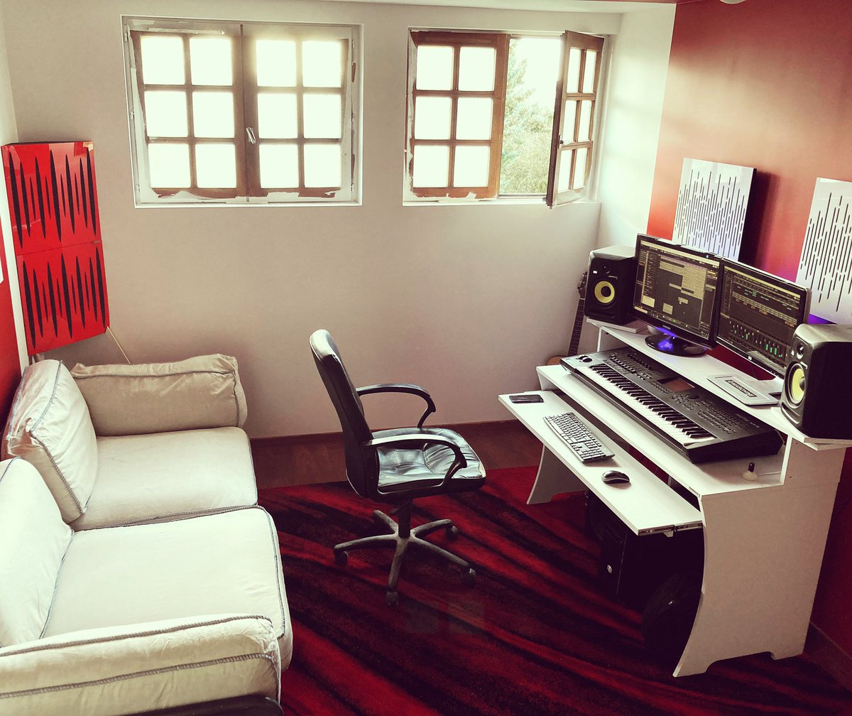 CrystalMusic1's tweet photo. Home Studio terminé que les choses sérieuses commencent 🙌 https://t.co/7szeayMeOE