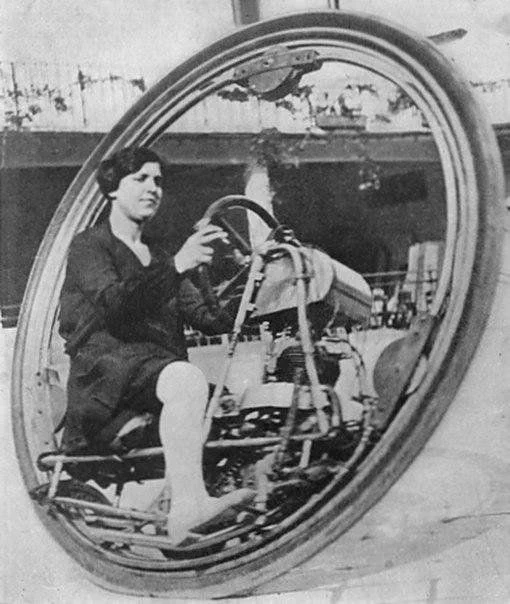 因みに車輪の中に人が乗るというのは自転車やバイクの黎明期には普通のデザインだった https://t.co/GC2tKl1qNY 