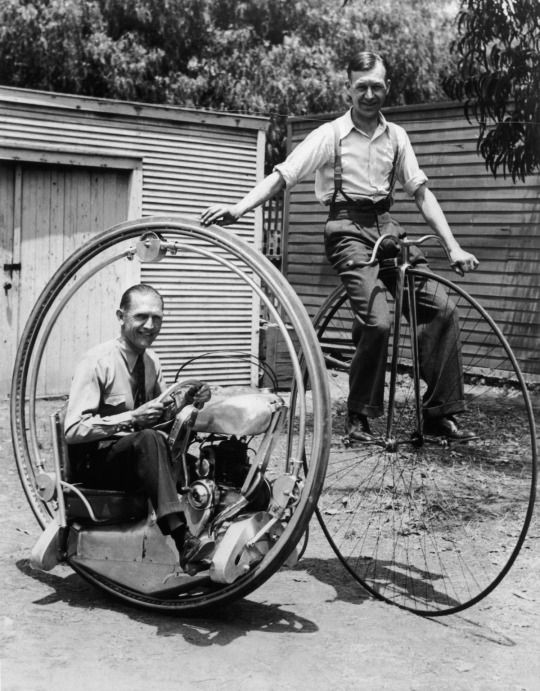 因みに車輪の中に人が乗るというのは自転車やバイクの黎明期には普通のデザインだった https://t.co/GC2tKl1qNY 