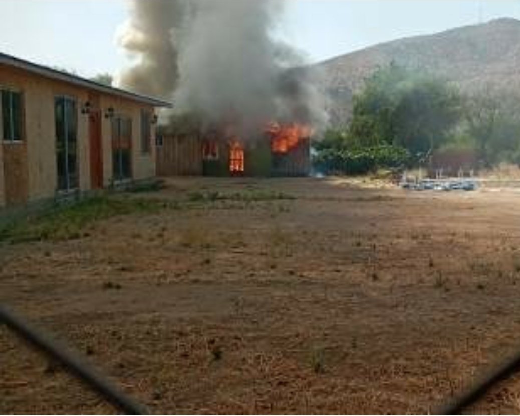Imolina2's tweet photo. RT @camilocarr11: #Curacaví Caida de avioneta en casa con posterior incendio, equipos de emergencia en el lugar.
@biobio @chile_accidente @reddeemergencia @sitiodelsuceso https://t.co/lC4o6aYAXo
