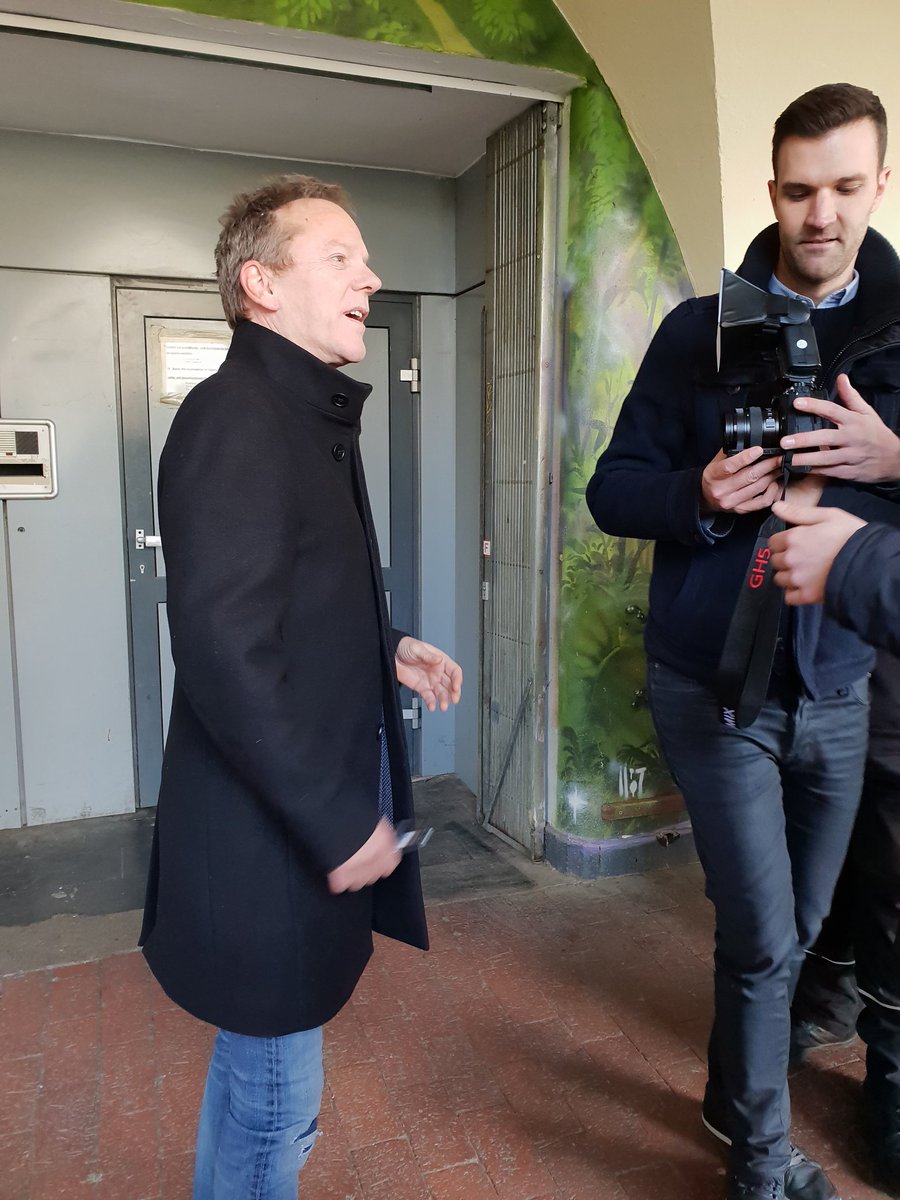 InesWeb's tweet image. Heute vor einem Jahr habe Ich Kiefer Sutherland persönlich getroffen.💖😍🥰🤩 (A year ago today I met Kiefer Sutherland personally)
#Kiefersutherland #Hannover #Live