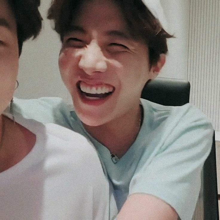 dev1lgojo's tweet photo. Happy birthday Hoseok!!🥳🥳💜💜
I luv u💜
@BTS_twt 
#HOBIBirthday https://t.co/cggz7enHt6