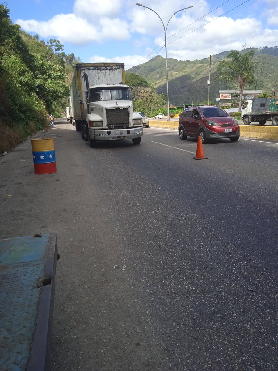 marco_1017's tweet photo. Libre punto de control #ARC kilómetro 28 #miranda https://t.co/Z83TNJ0fJ2