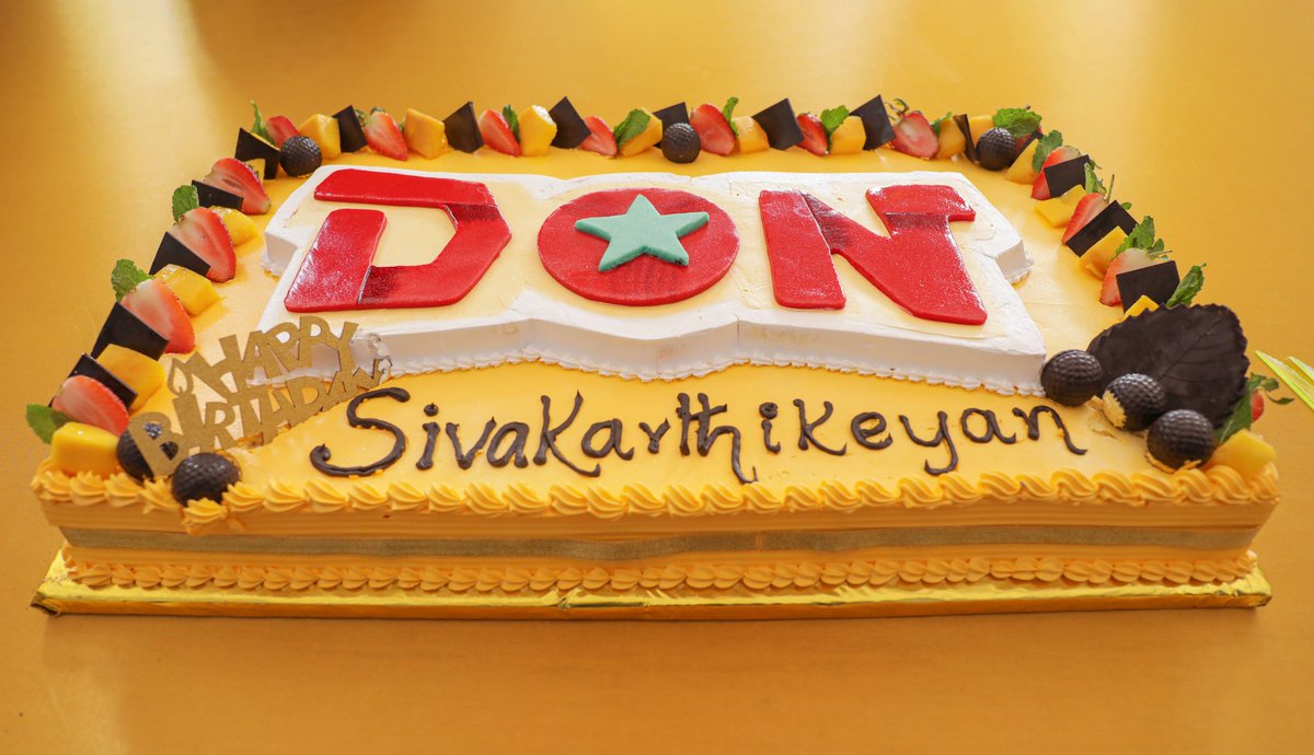 SKProdOffl's tweet photo. Happy moments from the sets of #DON while celebrating the birthday of our very own @Siva_Kartikeyan sir 🥳

#HBDPrinceSivaKarthikeyan
@Siva_Kartikeyan @KalaiArasu_ @LycaProductions @Dir_Cibi @anirudhofficial @priyankaamohan @iam_SJSuryah @thondankani @sooriofficial @dop_bhaskaran https://t.co/lFJnSPe5Lj