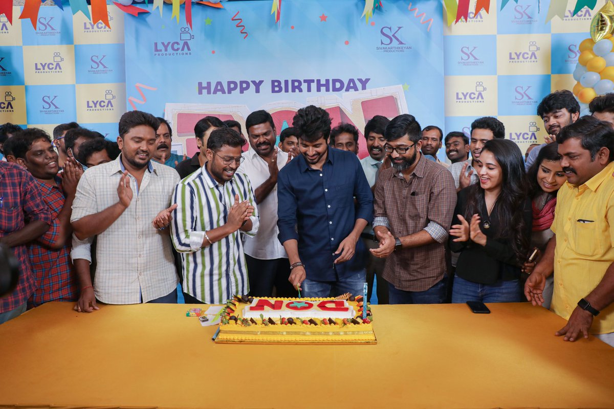 SKProdOffl's tweet photo. Happy moments from the sets of #DON while celebrating the birthday of our very own @Siva_Kartikeyan sir 🥳

#HBDPrinceSivaKarthikeyan
@Siva_Kartikeyan @KalaiArasu_ @LycaProductions @Dir_Cibi @anirudhofficial @priyankaamohan @iam_SJSuryah @thondankani @sooriofficial @dop_bhaskaran https://t.co/lFJnSPe5Lj