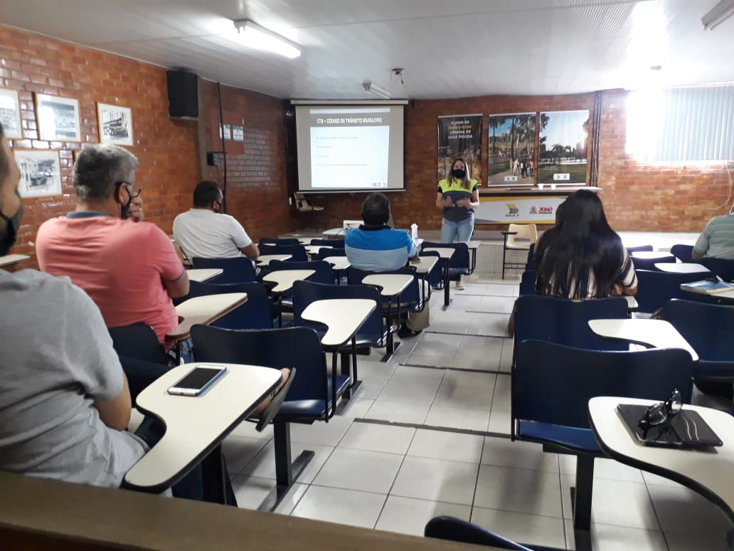 transitosemobjp's tweet photo. Nossos educadores realizaram mais uma capacitação para condutores que irão exercer a função de taxistas nas ruas da Capital. O treinamento é obrigatório para quem está se cadastrando na função de taxista!
-
#transitojampa #semobjp https://t.co/DONN2iKs3K