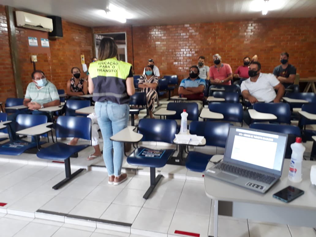 transitosemobjp's tweet photo. Nossos educadores realizaram mais uma capacitação para condutores que irão exercer a função de taxistas nas ruas da Capital. O treinamento é obrigatório para quem está se cadastrando na função de taxista!
-
#transitojampa #semobjp https://t.co/DONN2iKs3K