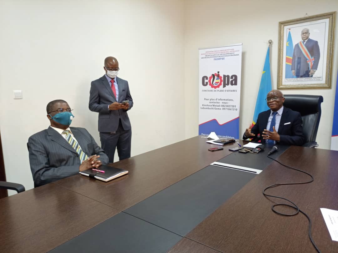 padmpme's tweet photo. Devant la presse, le ministre @JustinKALUMBA annonce la proclamation des résultats du concours des plans d'affaires du #PADMPME pour ce vendredi 19 février 2021. https://t.co/yNFmBpk3pQ