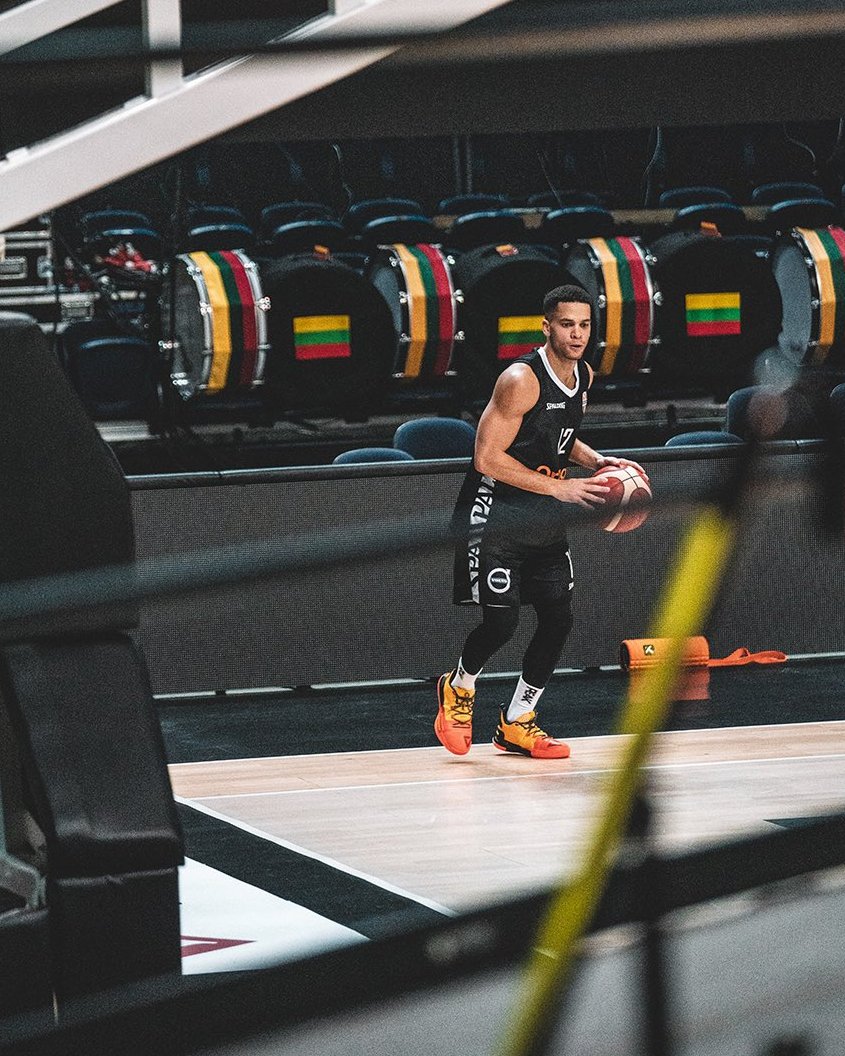 Bonne chance à Hans Vanwijn et <a href="/ManuLecomte20/">Manu Lecomte</a> avec la 🇧🇪 pour la qualification à l'Eurobasket et à @Douc_Douc avec le 🇲🇱 pour la qualification à l'Afrobasket.

📸<a href="/belgianlions/">Belgian Lions</a> / <a href="/FIBA/">FIBA Basketball</a> 

#PEAK #PEAKSport #TeamPEAK #PEAKFamily