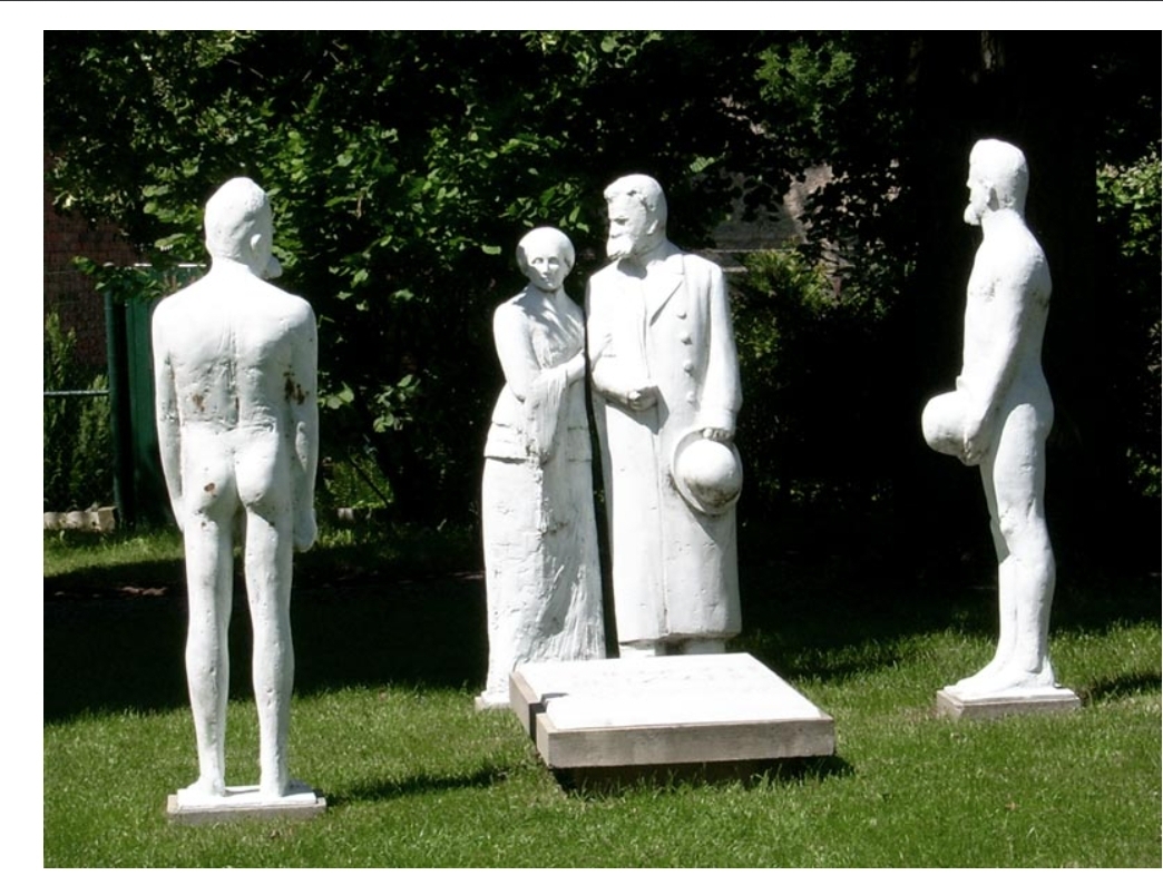 Nietzsche'nin mezarının başında neden üç Nietzsche beklemektedir? Nietzschelerin ikisi neden sadece şapka giymiştir? Kısaca yazayım: