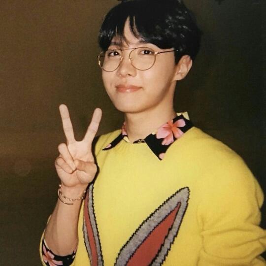 armystata10's tweet photo. 사랑하는 햇살 생일 축하해요. 앞으로 좋은 일만 가득하시길 바랍니다. 당신처럼 보잘것없는 사람은 처음이에요. 계속 빛나세요.오빠 사랑해요!!! 당신의 음악을 통해 우리에게 영감을 주셔서 감사합니다!🎂🎂🎂🎂💜💜💜💜
#호비생일ㅊㅋ 
#happybirthdayJHOPE https://t.co/uaKNZMUYIv