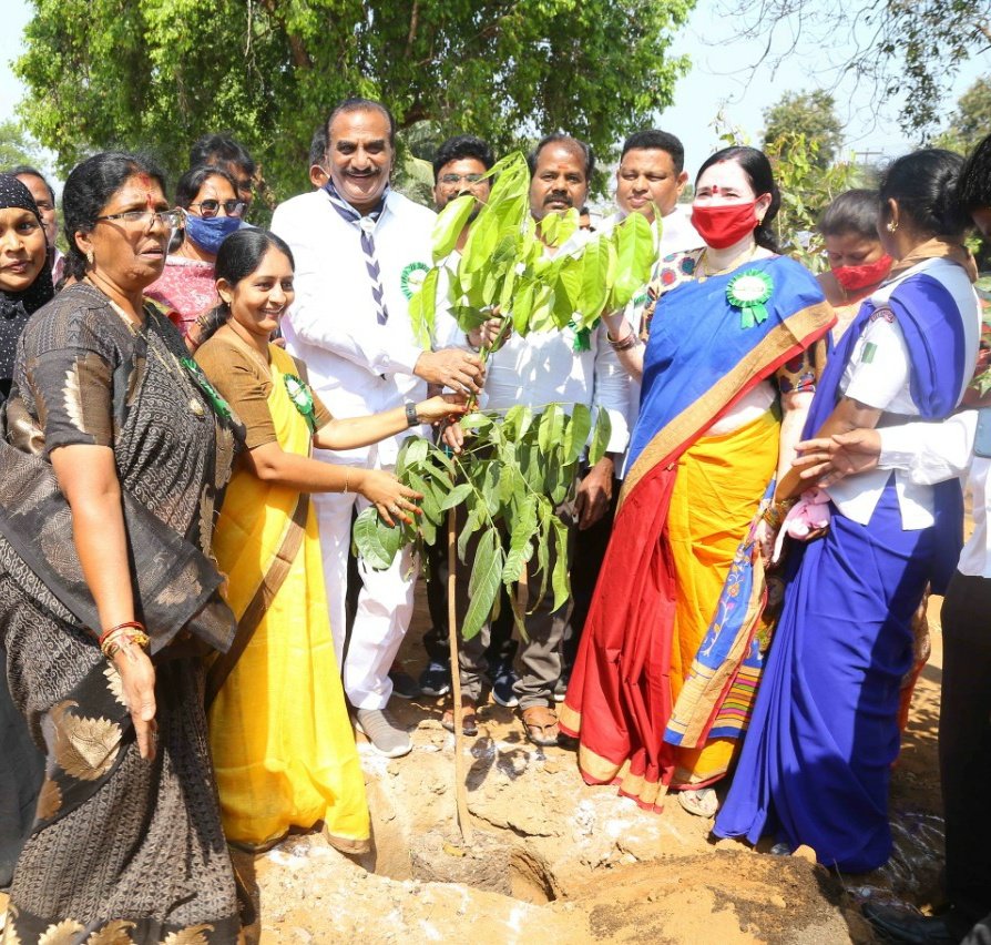 MLAVanamatrs's tweet photo. "తెలంగాణ రాష్ట్ర సాధకుడు" మన  ప్రియతమ ముఖ్యమంత్రి శ్రీ కేసీఆర్ #KCR గారి జన్మదినం సందర్భంగా @MPsantoshtrs  గారు చేపట్టిన కోటి వృక్షార్చన కార్యక్రమంలో పాల్గొని మొక్కలు నాటి వారికి జన్మదిన శుభాకాంక్షలు తెలుపడం జరిగింది..

#HappyBirthdayKCR #KotiVrUksharchana https://t.co/oy0VrcOzPM