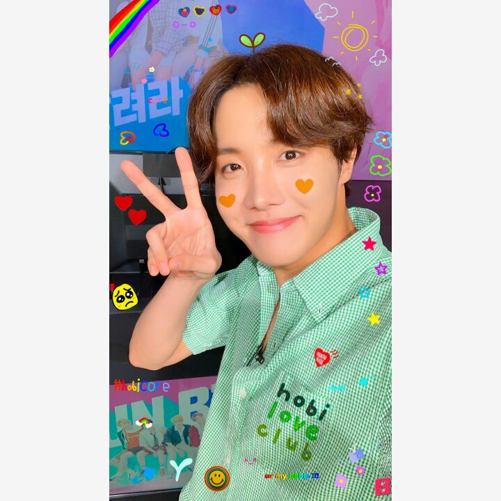 Majidah951's tweet photo. Yang menentukan Anda adalah seberapa baik Anda bangkit setelah jatuh beberapa kali.  Selamat Ulang Tahun. Nikmati hari spesialmu uri sunshine💜😊
#Happybirthdayhoseok 
#JHOPE 
#happybirthdayJHOPE https://t.co/ISmXAEdWok