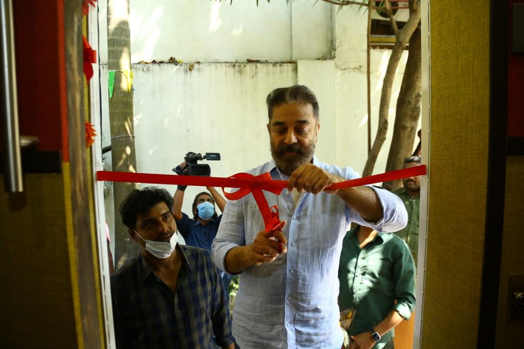RIAZtheboss's tweet photo. @ikamalhaasan innaugurated 
 A Futuristic Recording and Mixing Studio on Wheels, from @Voicceestore.
For the first time in India
Introducing convenience to you, in a very special way, “Roadio”, @Voicceestore on Wheels 🎙 🚚
‣  With state of the art dubbing and mixing studio. https://t.co/kFWJOCZki9