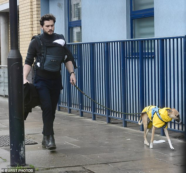 kittharingtonbr's tweet photo. ALERTA DE FOFURA MÁXIMA! 📸 Kit Harington foi fotografado hoje passeando com o filho e o seu cachorro pelas ruas de Londres 💙 https://t.co/N9W8toMkpc