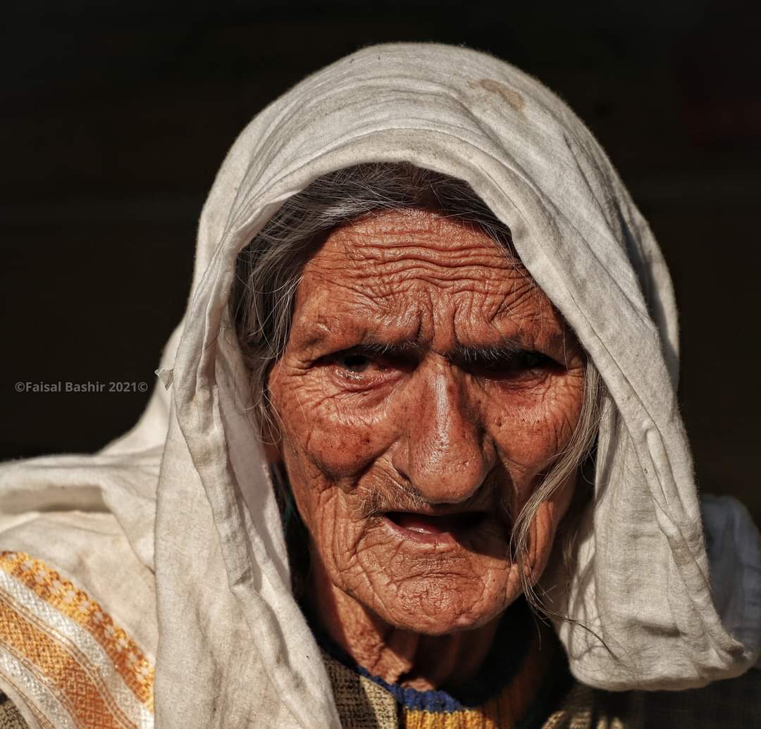 Kashmir_Leader's tweet photo. Meet Khurshi Begum, 176 year old woman from Budgam. She says I haven't taken a single tablet throughout my life till now. And is missing old culture desperately.

Photos By | Faisal Bashir #KashmirMirror https://t.co/XlRlgK1aQg