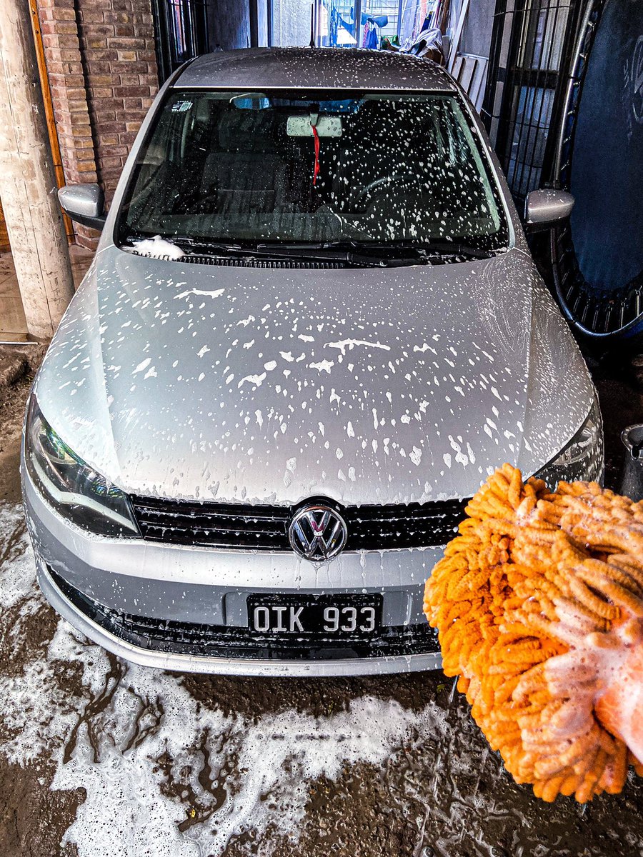 Estoy lavando autos con un amigo somos de Guaymallén, cobramos $350 el lavado y encerado, secado con microfibras y usamos productos de calidad, vamos a domicilio según. Se ayudaría muchísimo con un RT