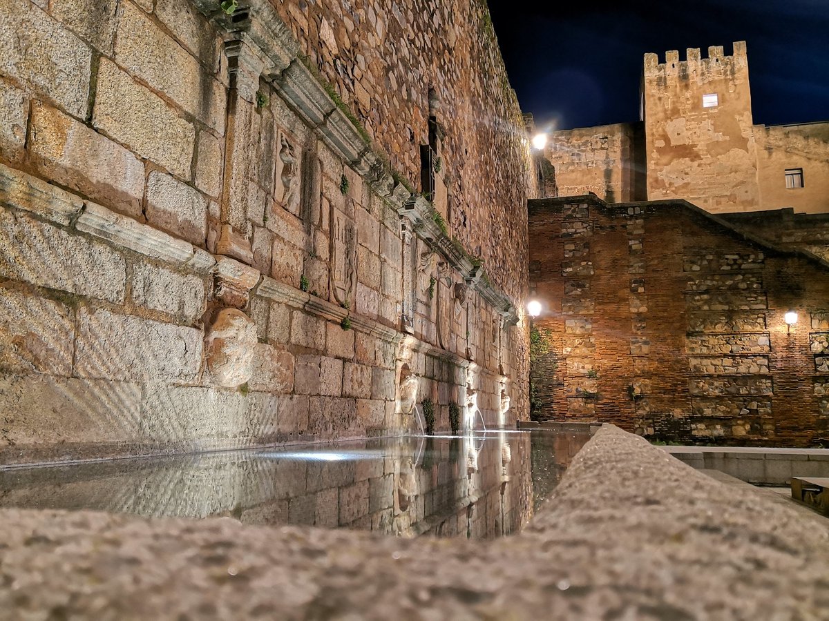 martinrayo's tweet photo. Paseos nocturnos por las piedras y luces de Cáceres. #Cáceres #Extremadura https://t.co/fRnFHUwtDW