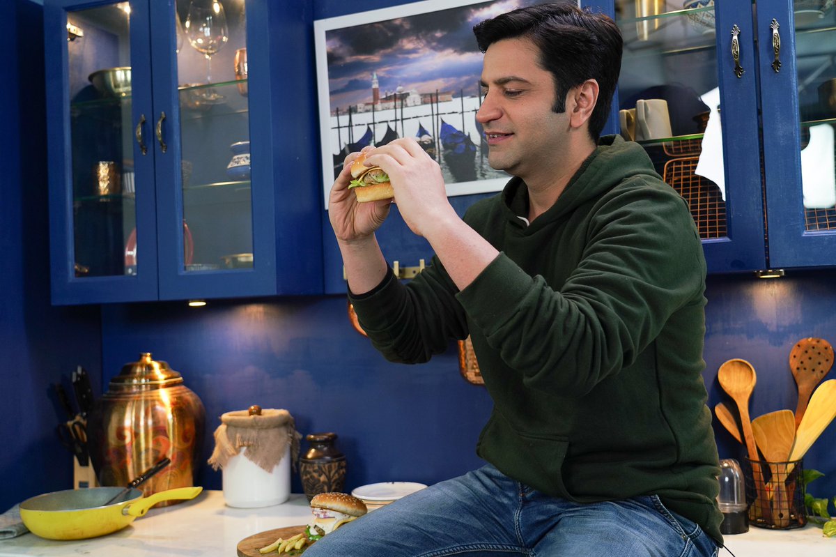 ChefKunalKapur's tweet photo. That smile on your face when you're about to take a bite of satisfaction!
#chefkunal #kunalish #bite #burgerbite #chefkunalkapur #somemetime #metime #foodielife #satisfaction #cheflife #eat #foodgasm #metimemovement #burger #foodie #bts #behindthescene #wednesdaythought https://t.co/CLYRMaEN1E