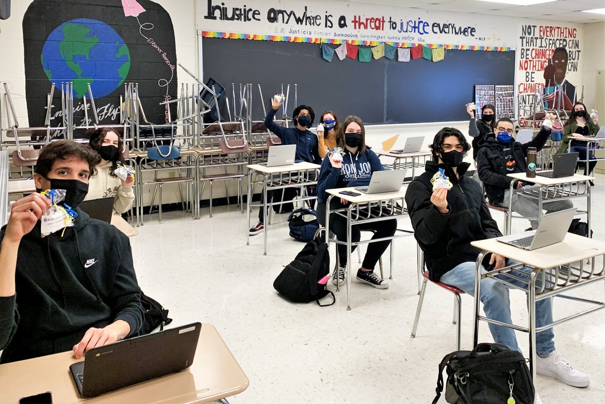 #WHSClassOf2021: The 1st of "EVERY-21-DAYS" events to celebrate our SENIORS delivered treat packets to students in the economy &amp; government classes. Seniors learning remotely can pick theirs up at school! This is their year! Give them a cheer!💙👏🏽⭐️💪🏿🥳🌻🥇🎈🥁💛