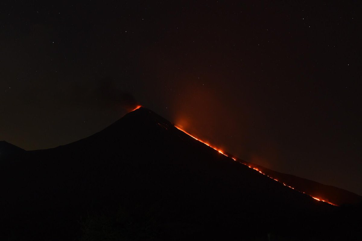#AHORA Imágenes de la actividad del volcán Pacaya durante la madrugada de este 17 de febrero. Vista desde la aldea El Rodeo, en Escuintla | Fotos: <a href="/EBercian_PN/">Edwin Bercián</a>