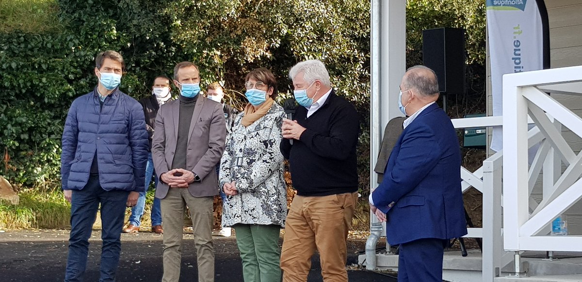 lesports44's tweet photo. Inauguration de la nouvelle et superbe capitainerie nichée au-dessus du port de Gourmalon #pornic. En présence de @PGrosvalet @JeanMichelBRAR1 @lydiameignen @Yann_Trichard #laurentnicolle
Un équipement de qualité pour les usagers.
@lesports44 @loireatlantique #TerreMaritime https://t.co/qQRZZfrnJ3