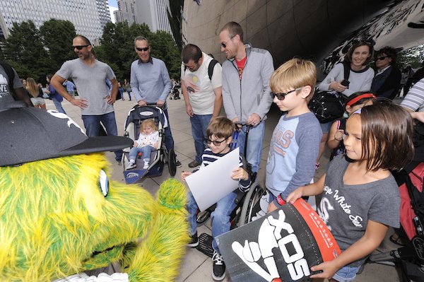 soxcharities's tweet photo. Random Acts of Kindness have become a staple of our #SoxServeWeek celebrations. Today is National #RandomActsofKindnessDay and we're looking back at some of the random fun we've had in recent years! 
#GivingBeyondtheDiamond https://t.co/I5Yl8BZeGN