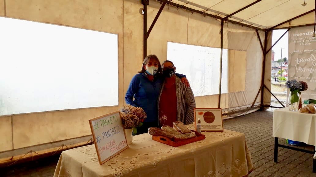 PilarRiedemann's tweet photo. Ya está #VonFreedenBrot en la #FeriaDeGuiasDeTurismo !!! Nobleza obliga: Gracias @muniptovaras por el espacio y el apoyo #panketo #pangrez #singluten #sinazucar #PuertoMontt #PuertoVaras #Llanquihue #Emprendedores https://t.co/QgFGlLSYyo