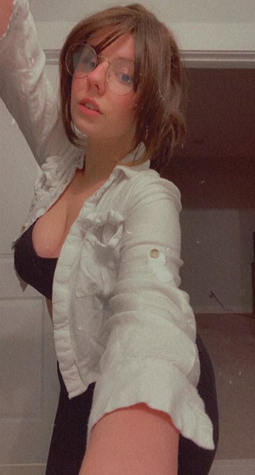 Watch Savannah Solo's leaked NSFW photo on TwXstars