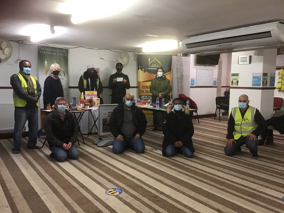 JennyRathbone's tweet image. Taxi drivers Gareth Carter, @2000jama and Abdul Hie presented a £3,000 cheque to the volunteers of ⁦@alikhlascec⁩ to support their weekly food bank. Part of £10,266 raised by taxi drivers to support the communities they serve ⁦@wgmin_deputy⁩ #RandomActsofKindness