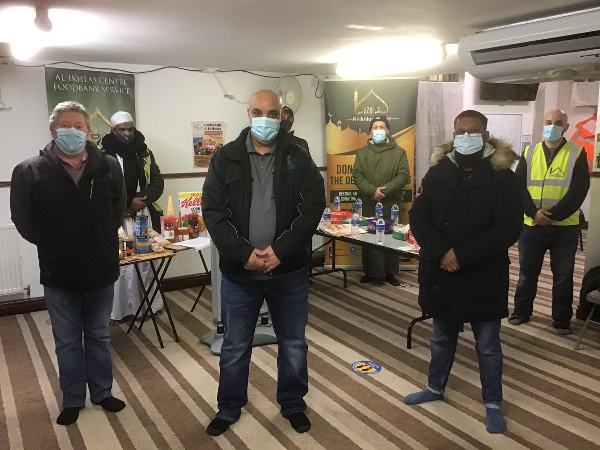 JennyRathbone's tweet image. Taxi drivers Gareth Carter, @2000jama and Abdul Hie presented a £3,000 cheque to the volunteers of ⁦@alikhlascec⁩ to support their weekly food bank. Part of £10,266 raised by taxi drivers to support the communities they serve ⁦@wgmin_deputy⁩ #RandomActsofKindness