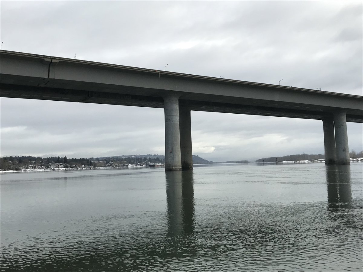 We continue to assist <a href="/PortlandPolice/">Portland Police</a> in the search (day 3) for a missing driver &amp; vehicle near the Glenn Jackson Bridge (I-205). Marine deputies have been using sonar &amp; underwater cameras.

The single veh crash occurred Sunday night. <a href="/PortlandPolice/">Portland Police</a>: flashalert.net/id/portlandpol…